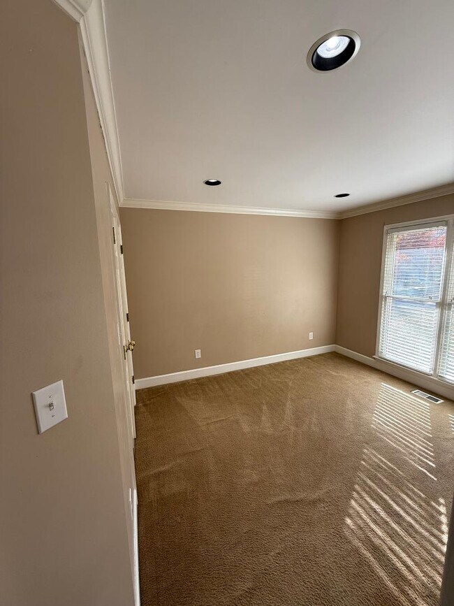 Building Photo - 212 Brooks Dr