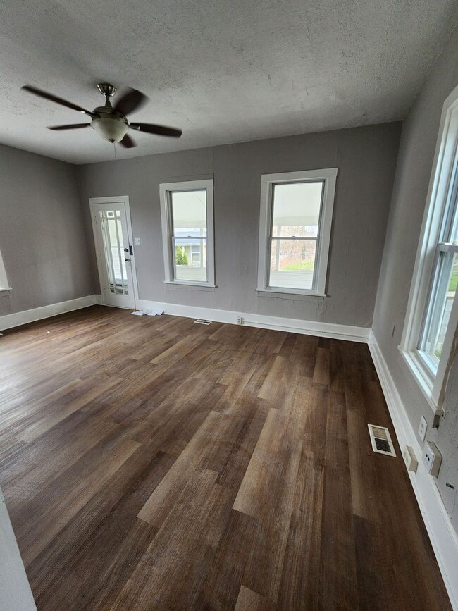 Building Photo - One Bedroom House For Rent