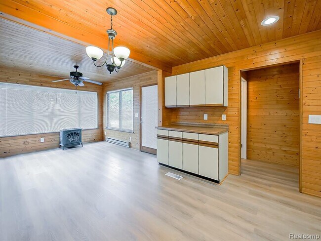 Building Photo - 7580 Thornwood St