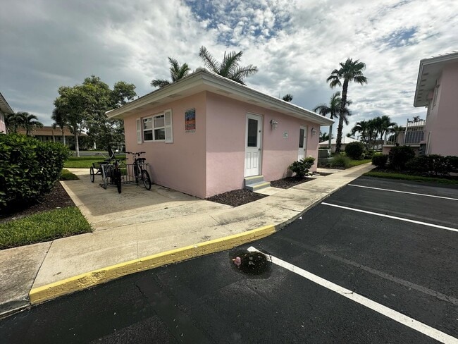 Building Photo - Cozy Updated Studio Unit in Central Island Complex-Available APRIL-2026