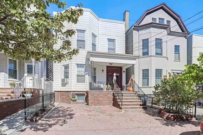 Building Photo - 128 OAK St