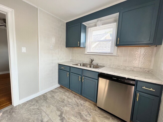 Building Photo - Newly renovated three bedroom available NOW!