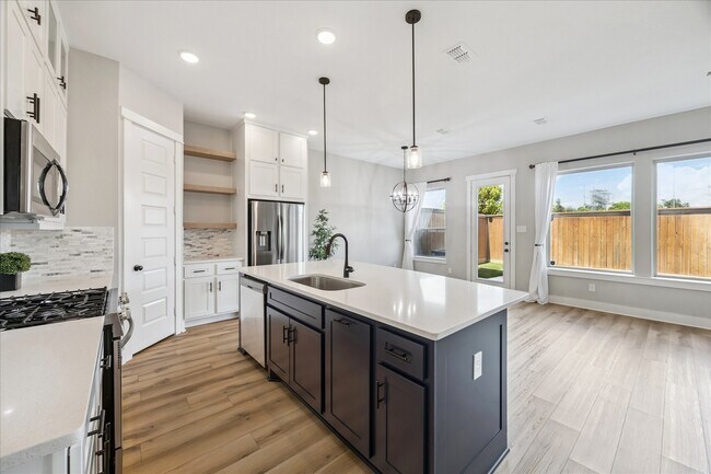 Building Photo - 10942 Brambling Wood Dr