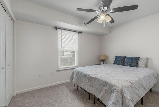 Building Photo - 413 W Beach Ave