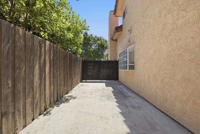Building Photo - 19250 Oxnard St