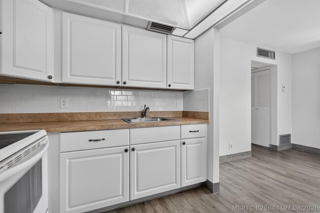 Building Photo - 654 Saxony N