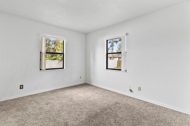 Building Photo - Annual ** 4 Bed / 3 Bath Single Family Hom...