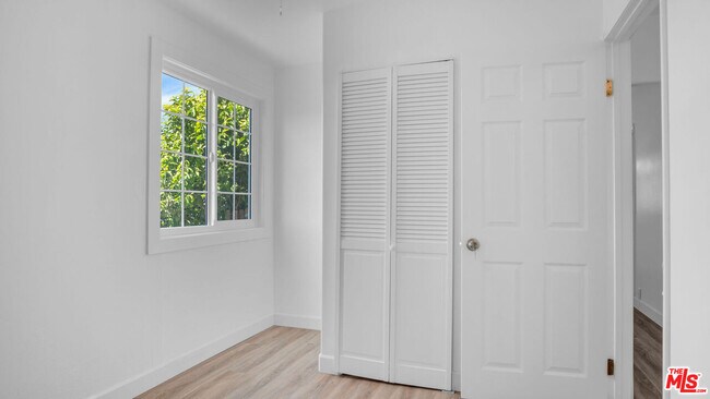 Building Photo - 472 N Ezra St