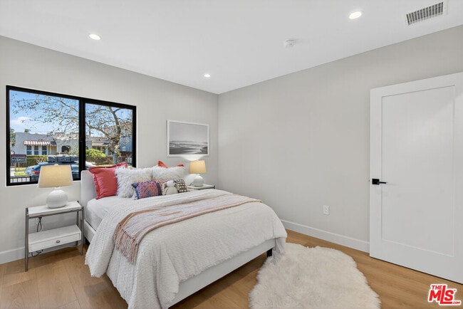 Building Photo - 2931 S Bronson Ave