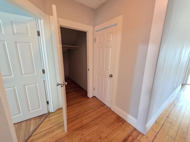 Building Photo - Woodbine St(15)-N