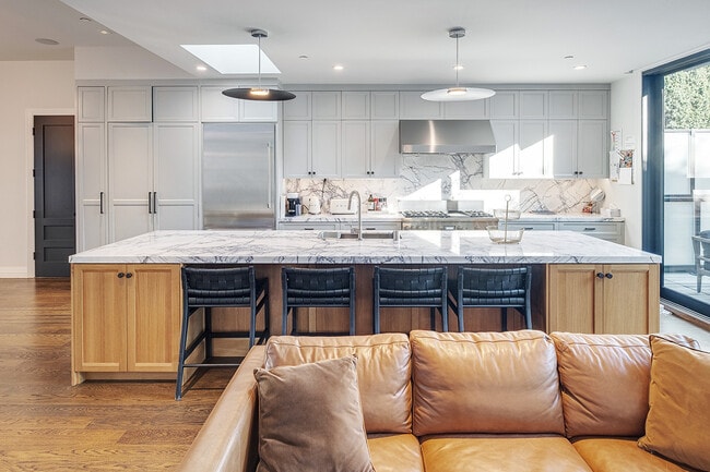 Building Photo - 463 Duncan St