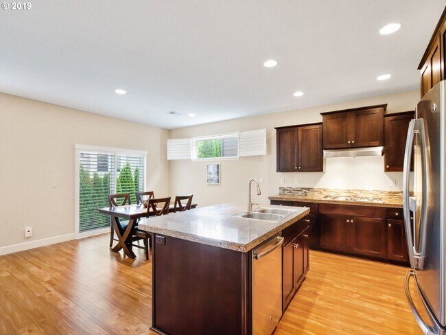 Building Photo - Gorgeous 4 Bed, 2.5 Bath Tuscany Home!