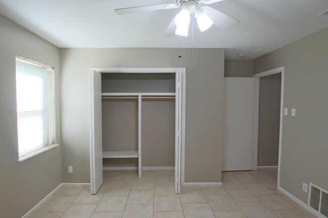 Building Photo - Spacious 2 Bedroom 1.5 Bath Rental on a Co...