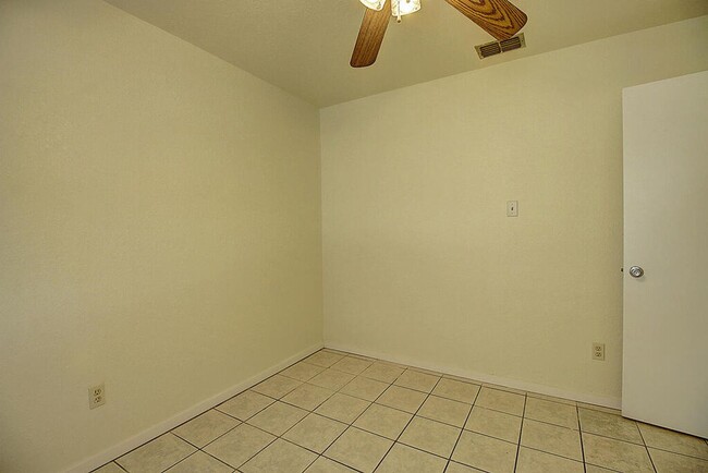 Building Photo - 2202 Saxony Dr