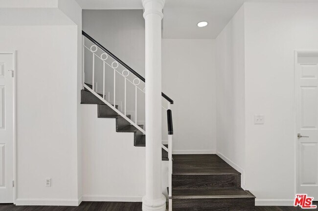 Building Photo - 850 N Poinsettia Pl