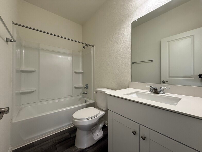 Building Photo - 195 Parkers Pond Path