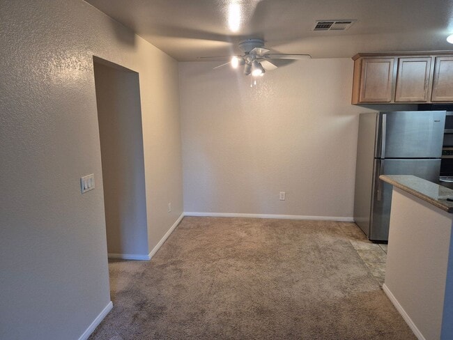 Building Photo - Two Bedroom Unit in HOA with Pool