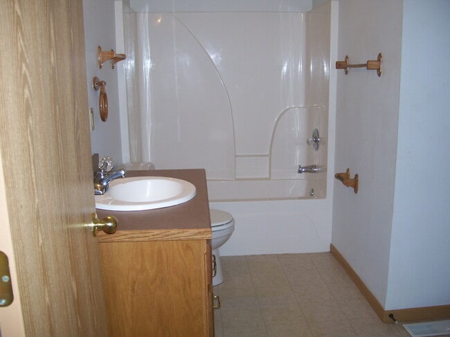 Building Photo - Spacious 3 bedroom, 2 bathroom duplex!