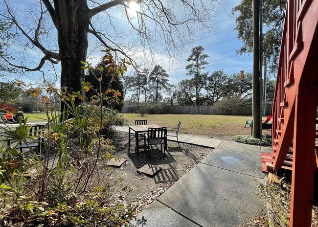 Building Photo - Available 7/1. 2 BR/2 BA in a FANTASTIC Lo...