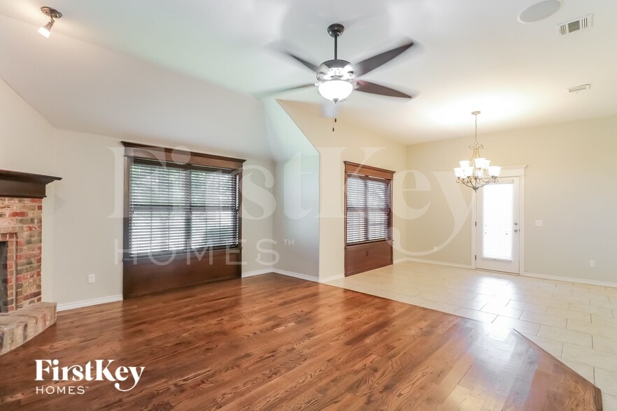 Building Photo - 17000 Barcelona Dr