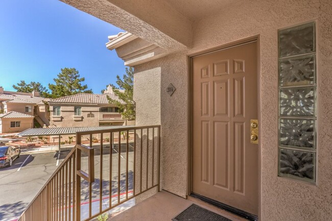 Building Photo - Nice 1 Bedroom Condo in Gated Southwest Co...