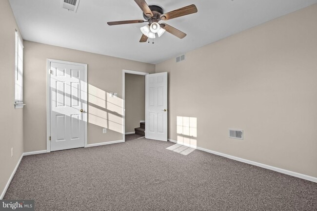Building Photo - 560B Thrush Ct