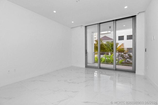 Building Photo - 495 E Royal Palm Rd