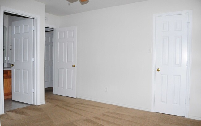 Building Photo - 927 Sun Meadows St