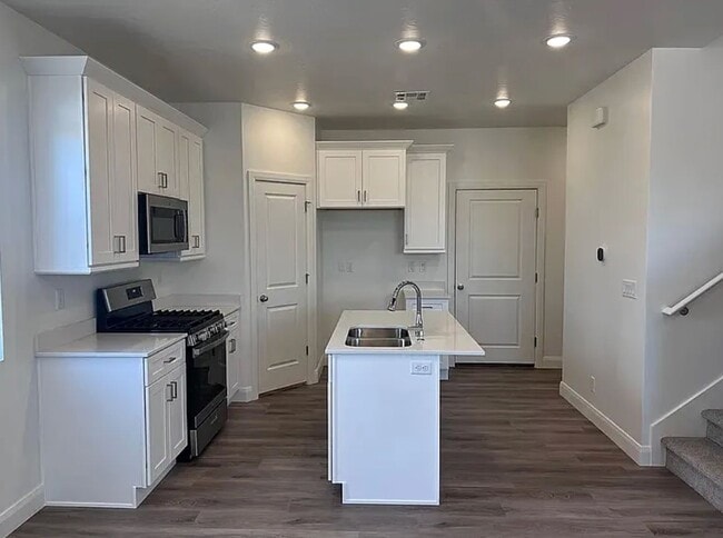 Building Photo - 491 E Rdg Dr