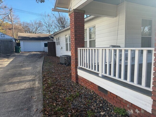 Building Photo - 2017 N Garfield St