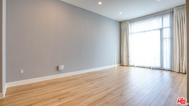 Building Photo - 3223 W 6th St