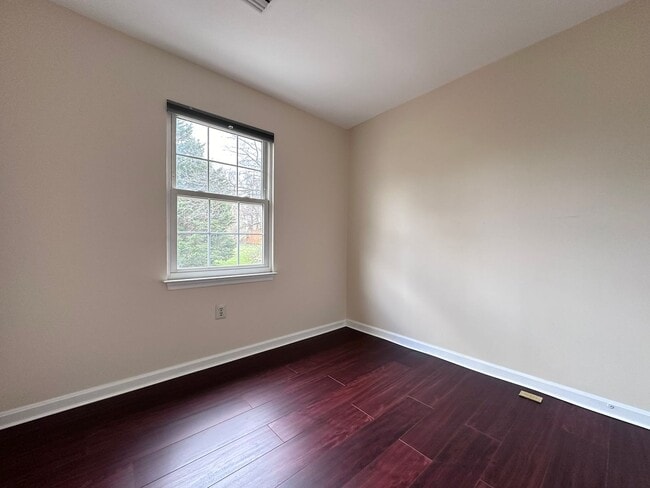 Building Photo - Wonderful townhome with recent upgrades..a...