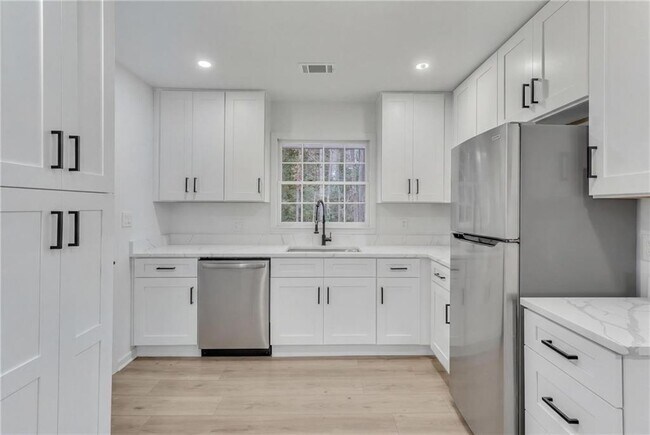 Building Photo - 3296 Columbia Woods Dr