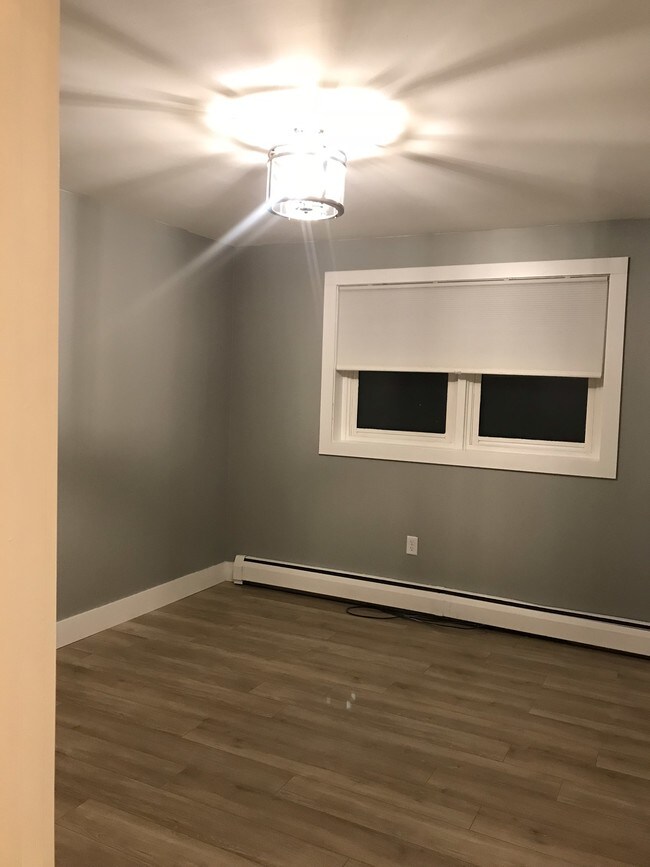 Building Photo - 748 Feura Bush Rd