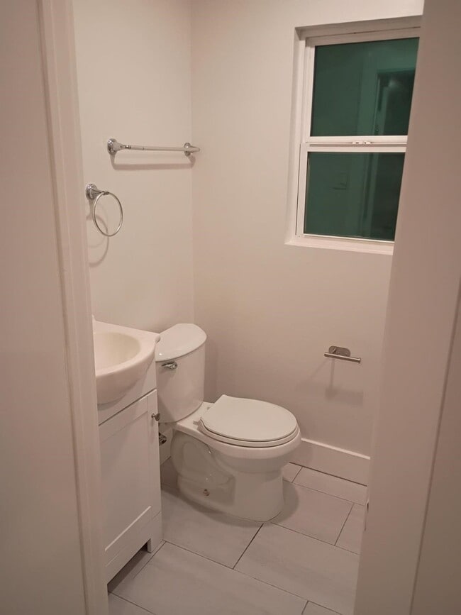 Building Photo - 548 Majestic St