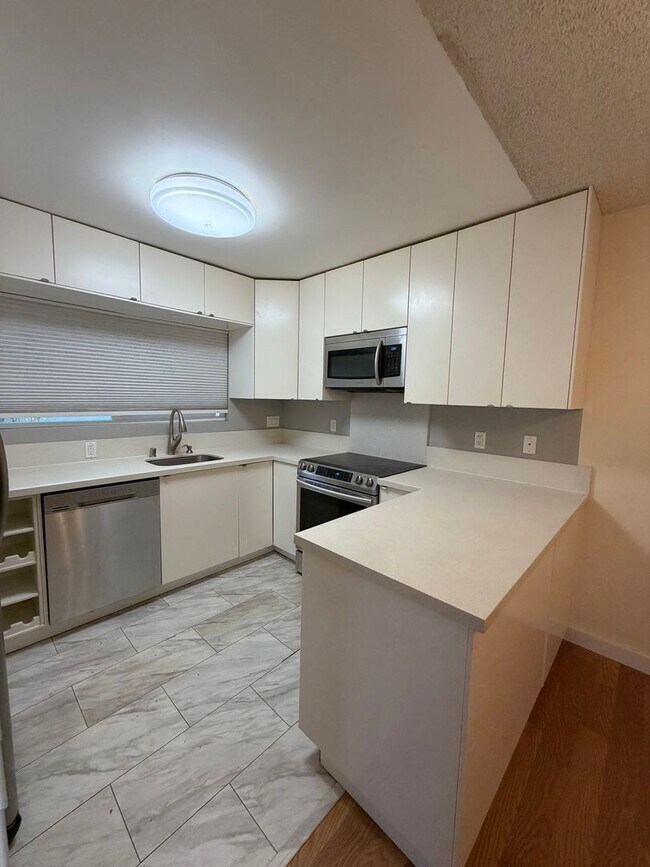 Building Photo - Newport Ave