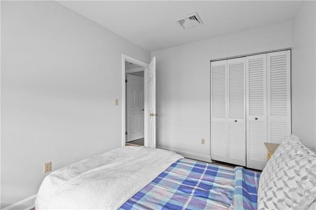 Building Photo - 580 Thames St