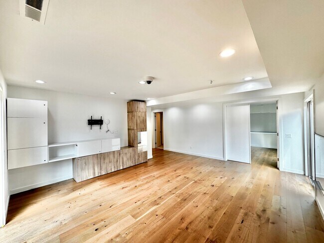 Building Photo - 6 BR / 4 BA – 4,100 SQ FT with Patio, Full...
