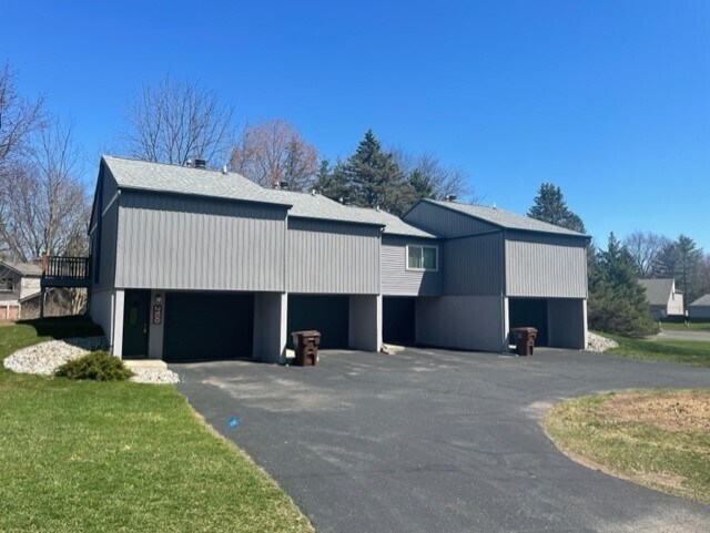 Building Photo - 2100 Fox Hollow Dr