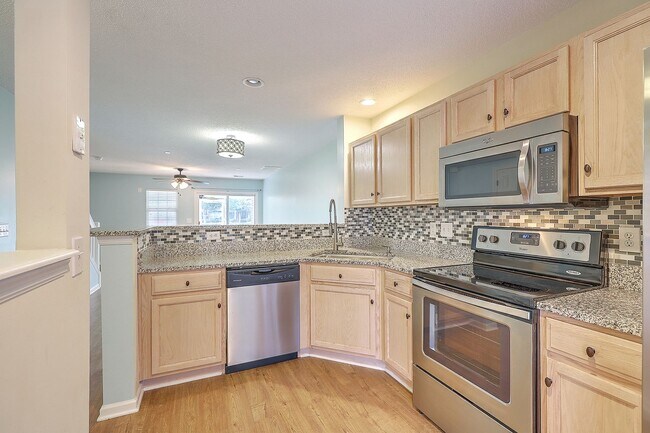 Building Photo - Move in Ready Townhouse in Summer Wood!