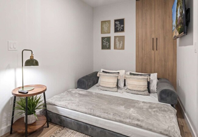 Building Photo - 121 NE 5th St