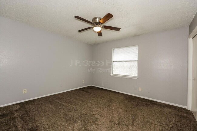 Building Photo - 5927 Shadydell Dr