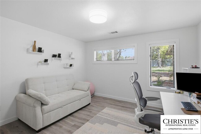 Building Photo - 8901 Grandview Dr