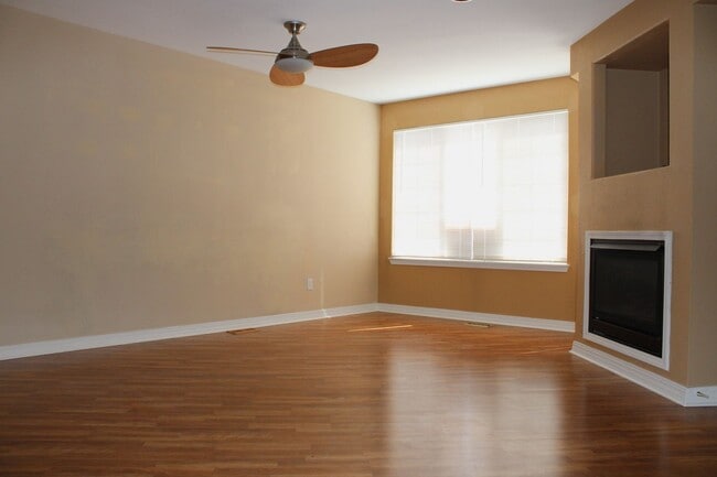 Building Photo - Stunning Modern 2 Bedroom Condo