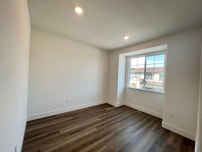 Building Photo - Gorgeous Nearly New Home With 4 Bed, 2.5 b...