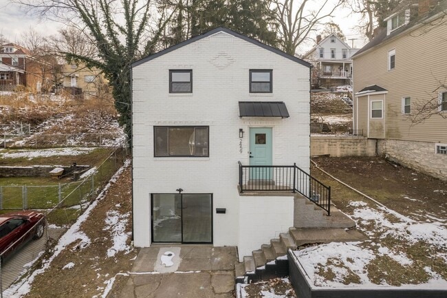 Building Photo - Ready for move in! Check out this RENOVATED 3 bedroom in BROOKLINE! UNBEATABLE LOCATION!
