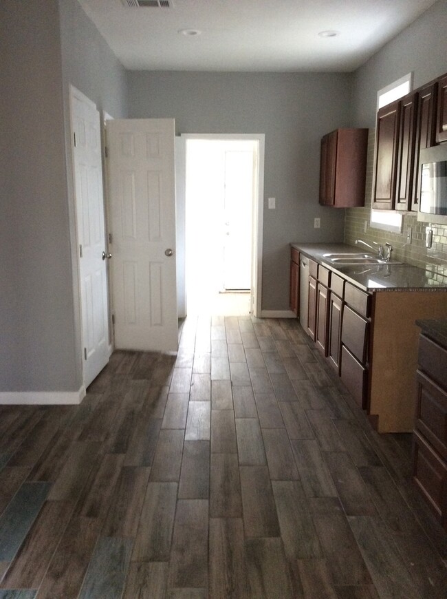 Building Photo - 3 bedroom 1 bath in the Highland's Histori...