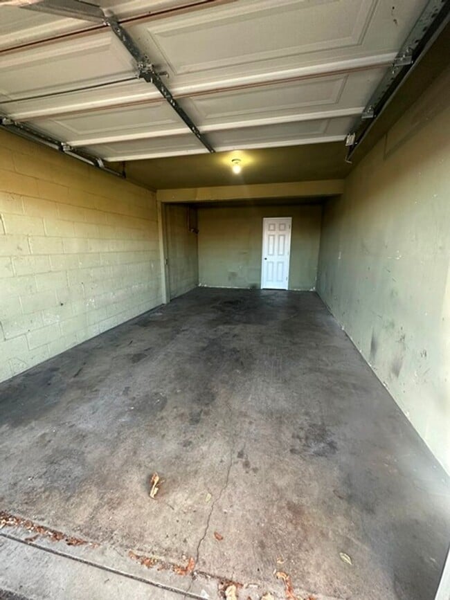 Building Photo - 2 Bedroom Upstairs Unit in 4-Plex