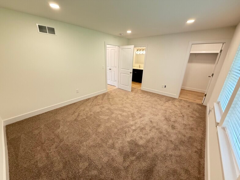 Building Photo - 2130 Carriage Hill Cir