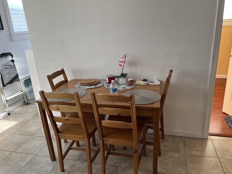 Dining area - 2547 Irving St